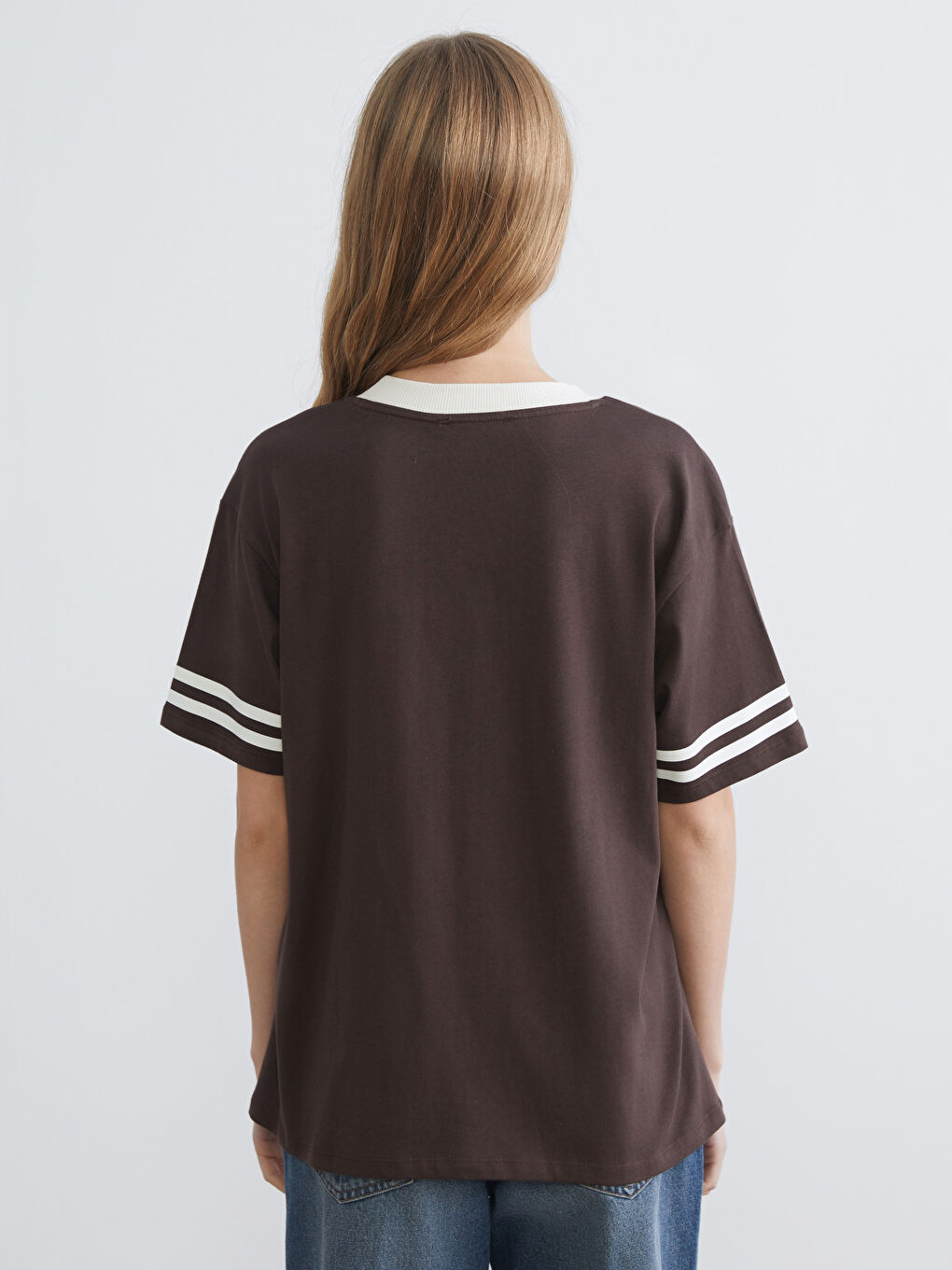 Kahverengi V Yaka London Baskılı Oversize Kadın Tişört-3