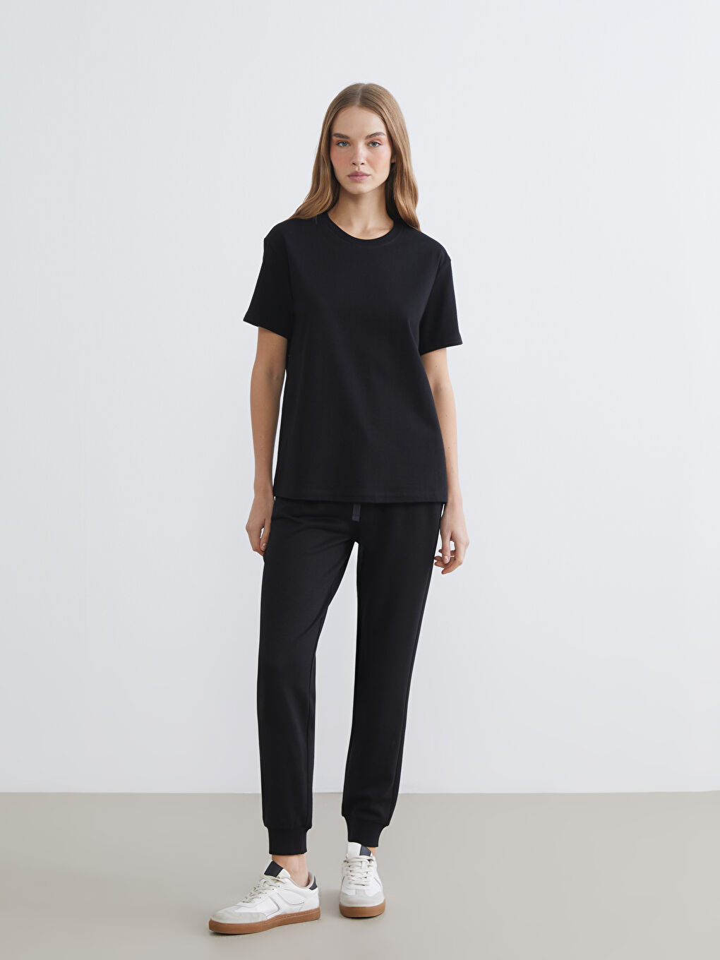 Siyah Bisiklet Yaka Kadın Tişört-1