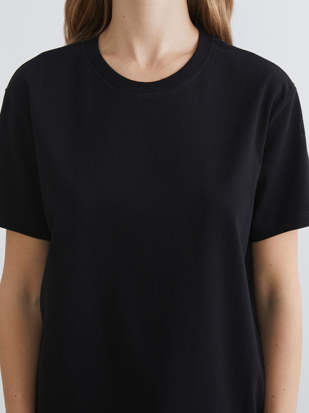 Siyah Bisiklet Yaka Kadın Tişört-2