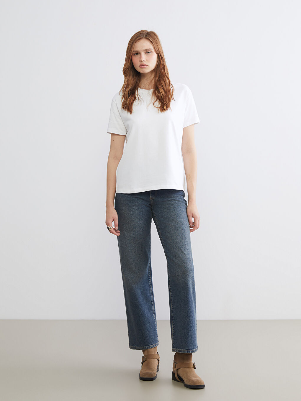 Beyaz Bisiklet Yaka Kadın Tişört-1