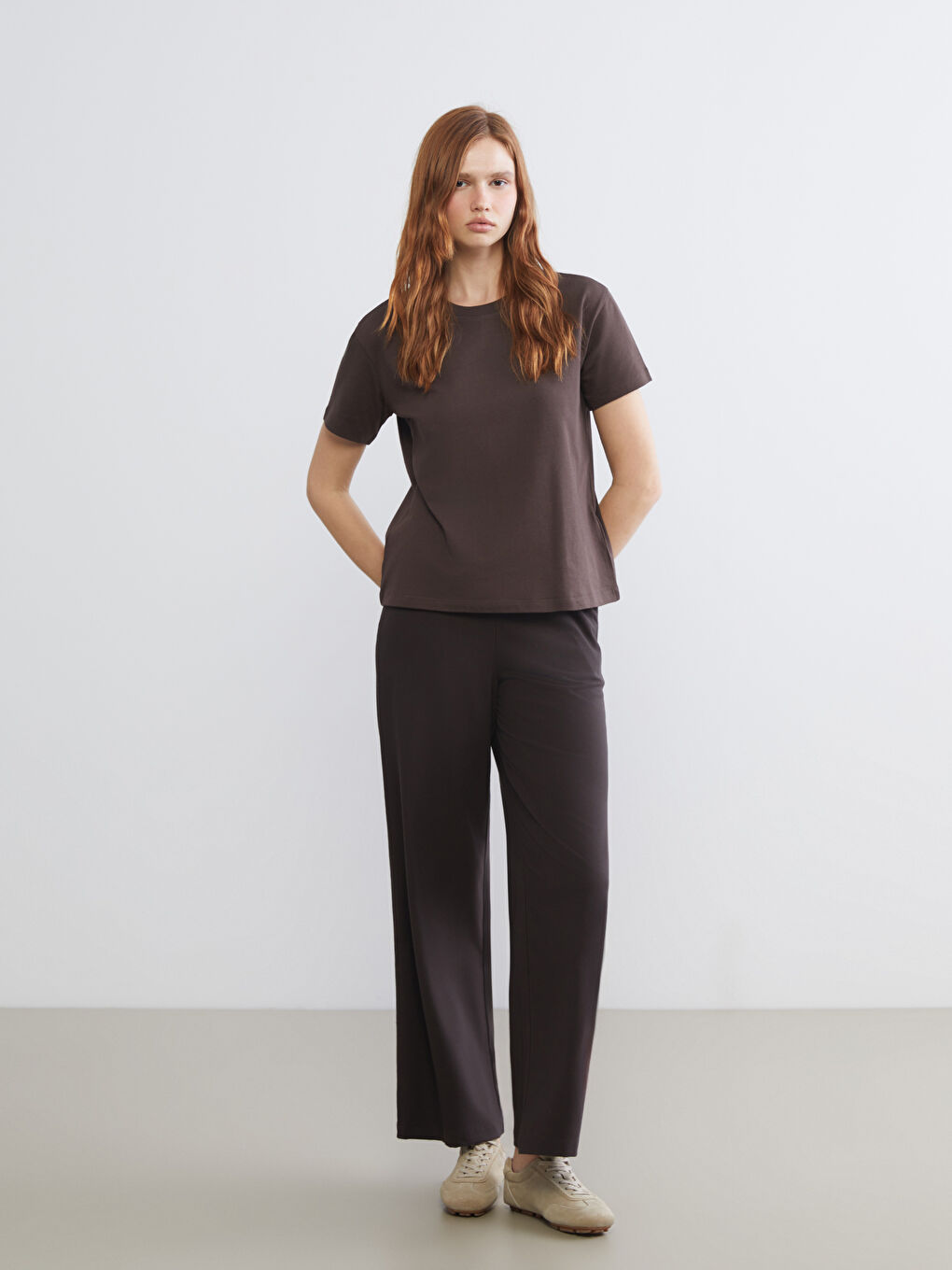 Kahverengi Bisiklet Yaka Kadın Tişört-1