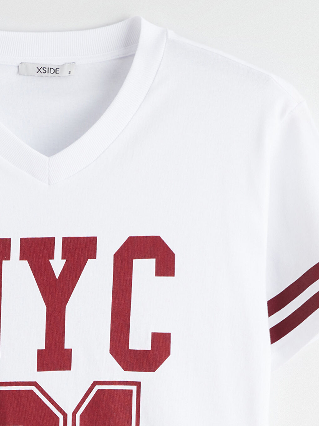 Beyaz V Yaka Baskılı Oversize Kadın Tişört-4