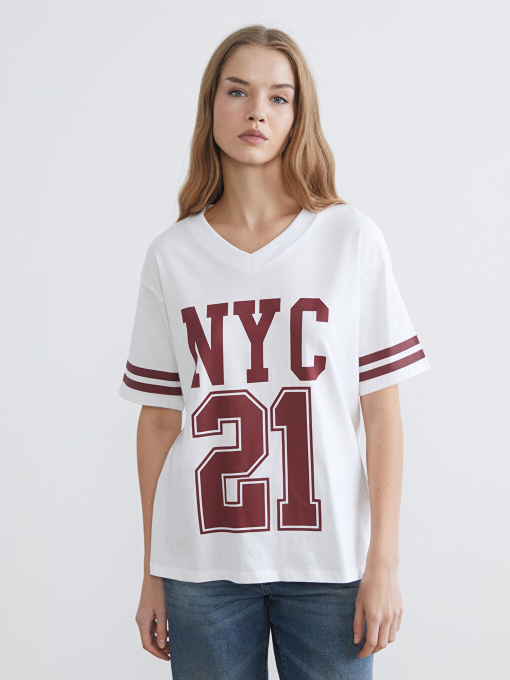 Beyaz V Yaka Baskılı Oversize Kadın Tişört