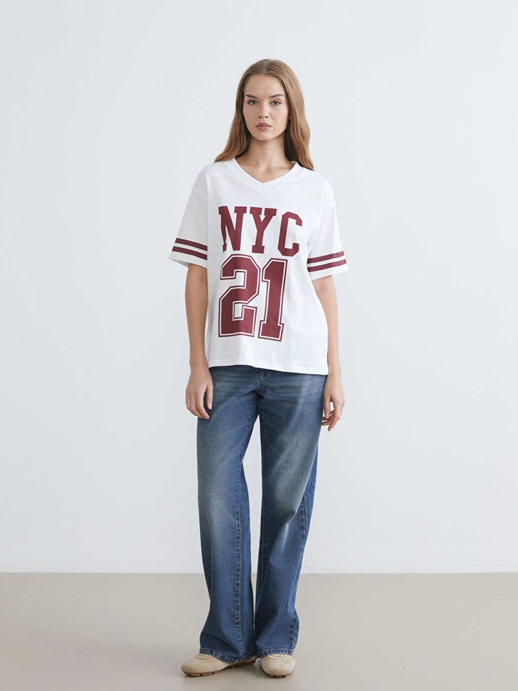 Beyaz V Yaka Baskılı Oversize Kadın Tişört-1