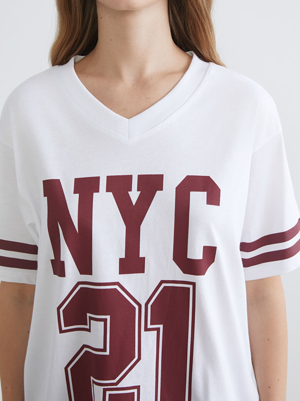 Beyaz V Yaka Baskılı Oversize Kadın Tişört-2