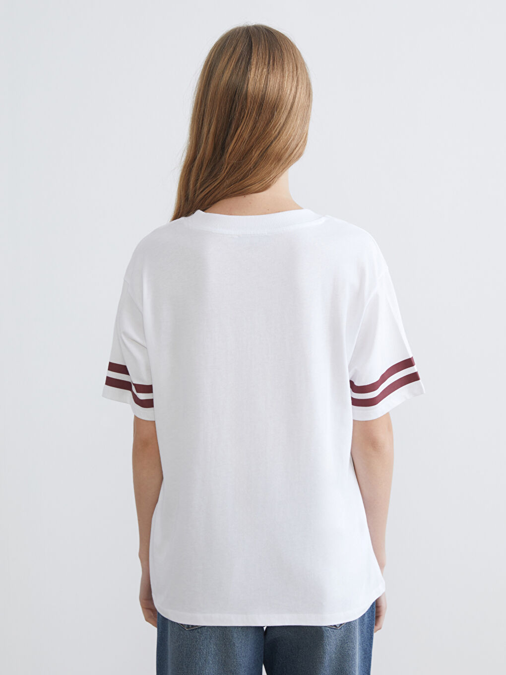 Beyaz V Yaka Baskılı Oversize Kadın Tişört-3