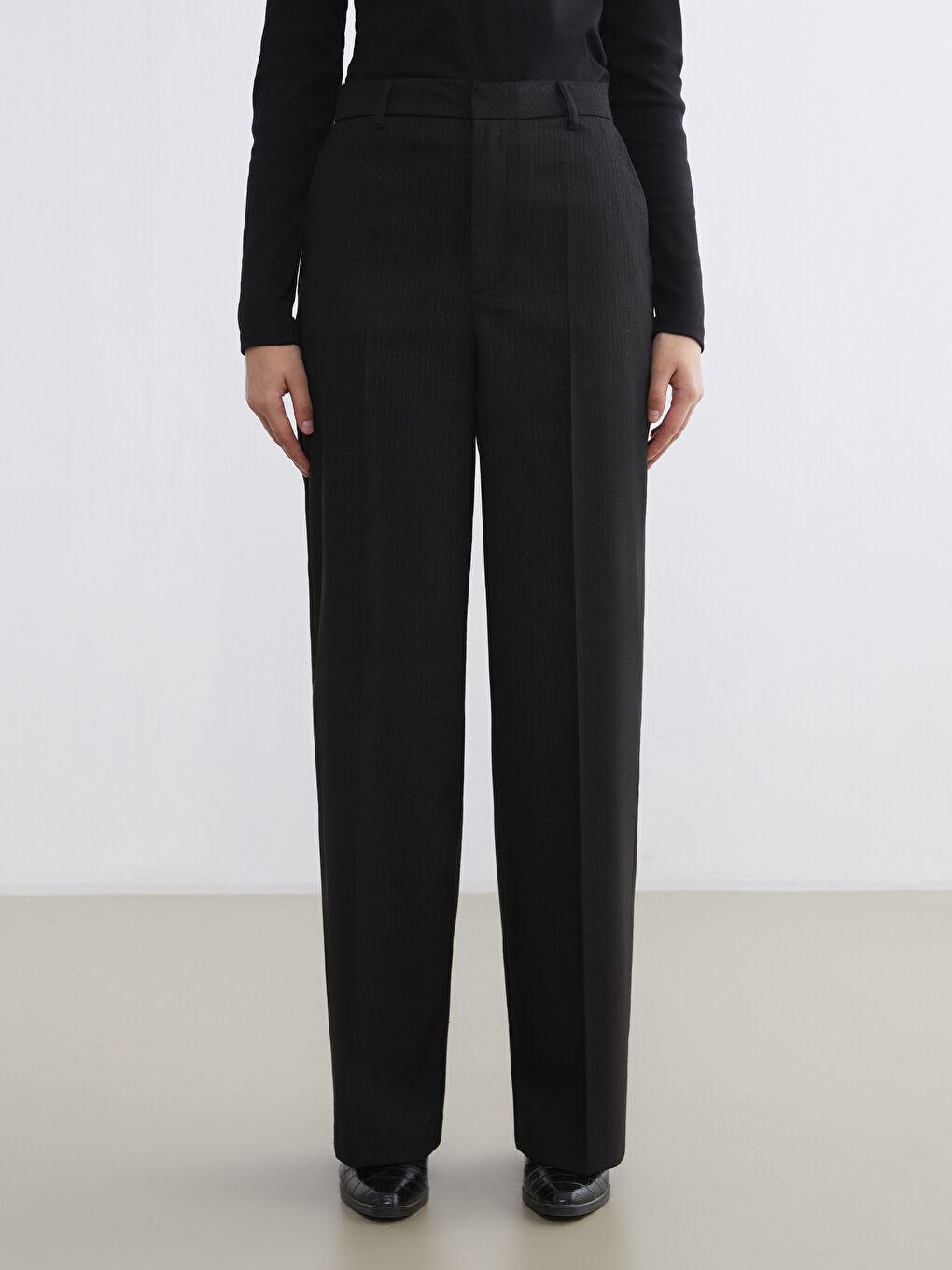 Siyah Standart Fit Çizgili Kadın Pantolon-1