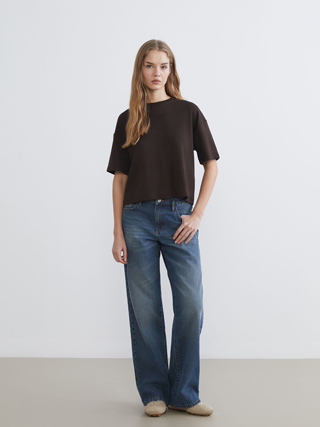 Kahverengi Bisiklet Yaka Oversize Kadın Tişört-1