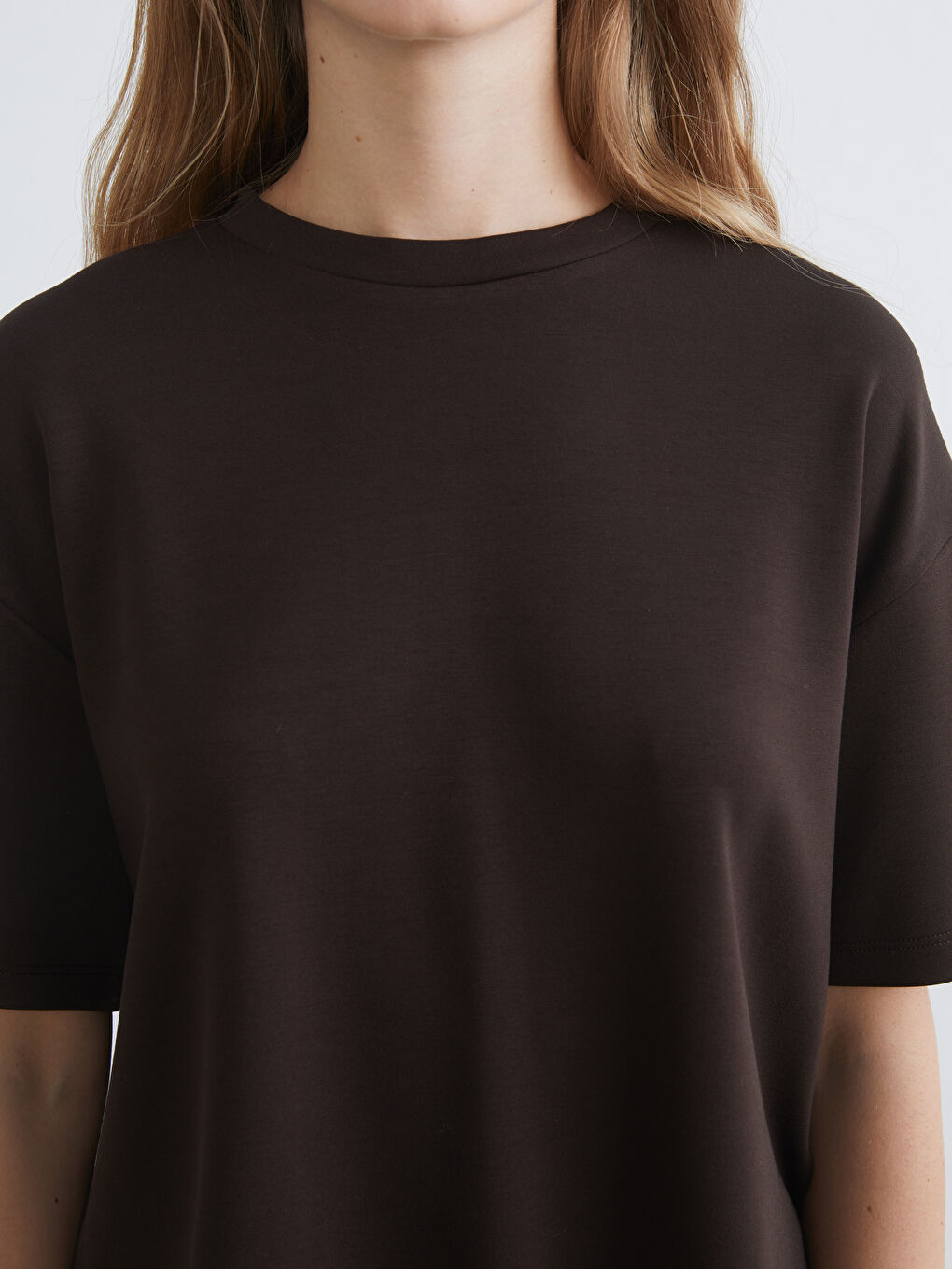 Kahverengi Bisiklet Yaka Oversize Kadın Tişört-2