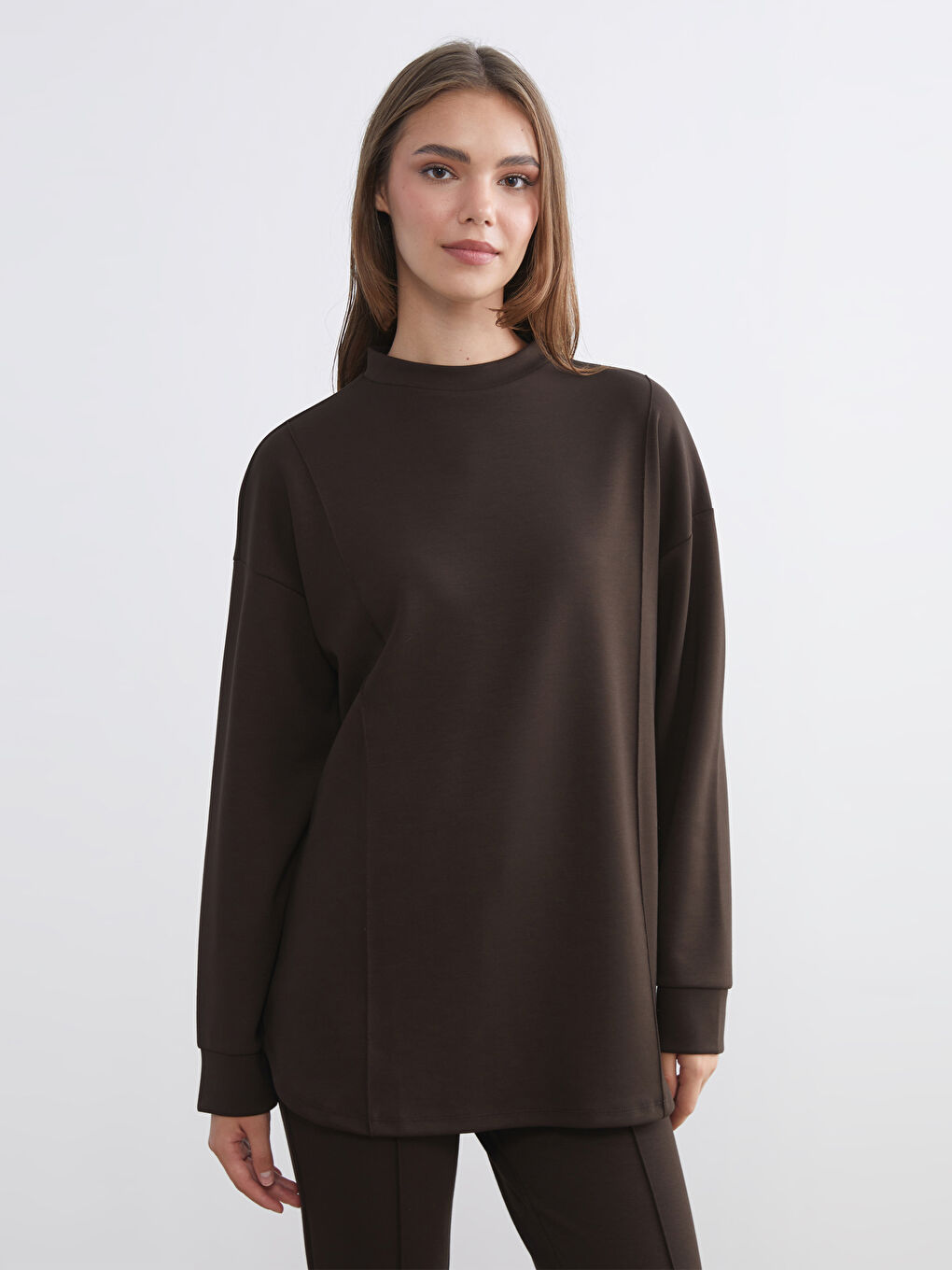 تونیکی سویتشێرتی یه‌خه‌ی مل بەرزی بۆ ژنان