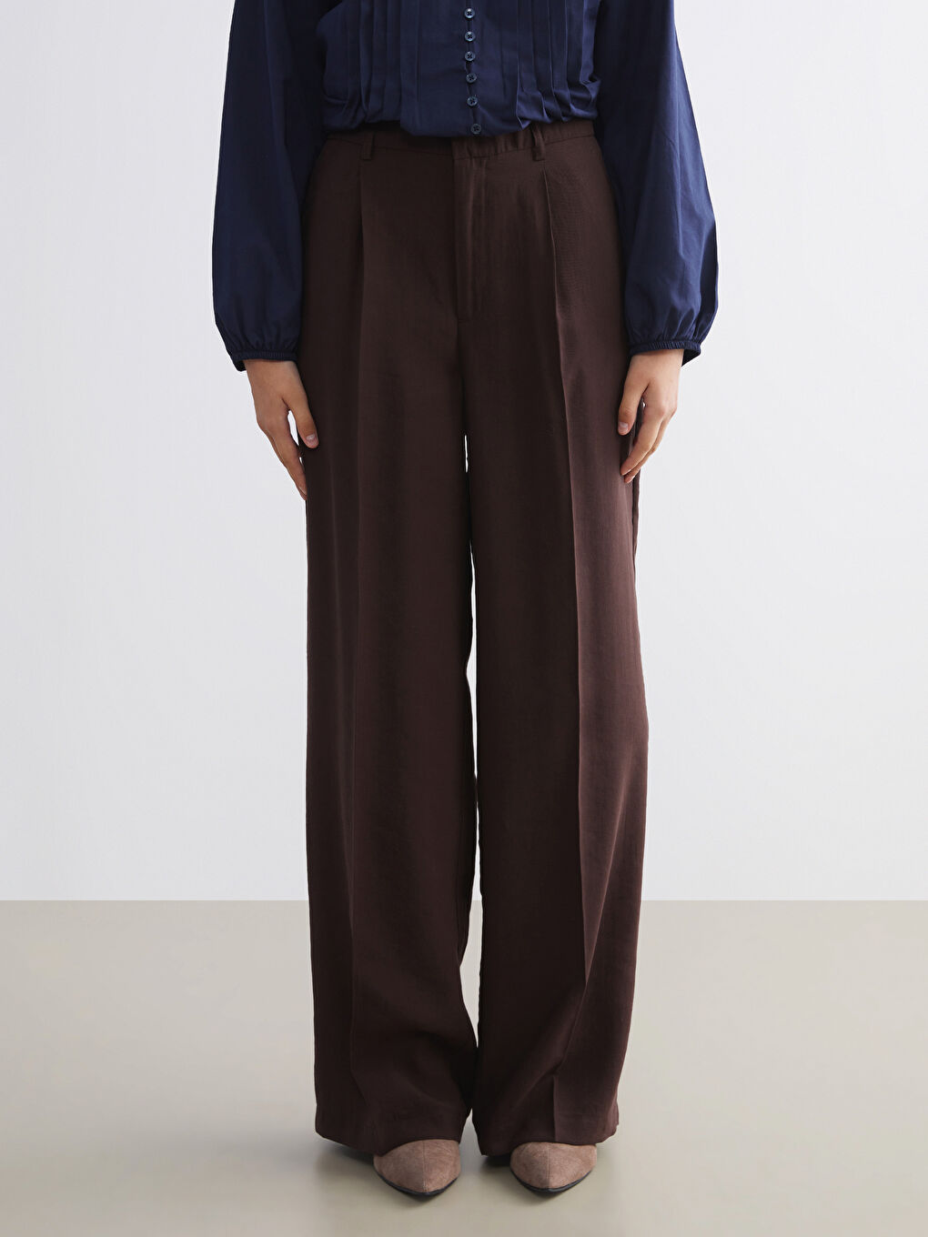 Kahverengi Standart Fit Kadın Pileli Pantolon-1