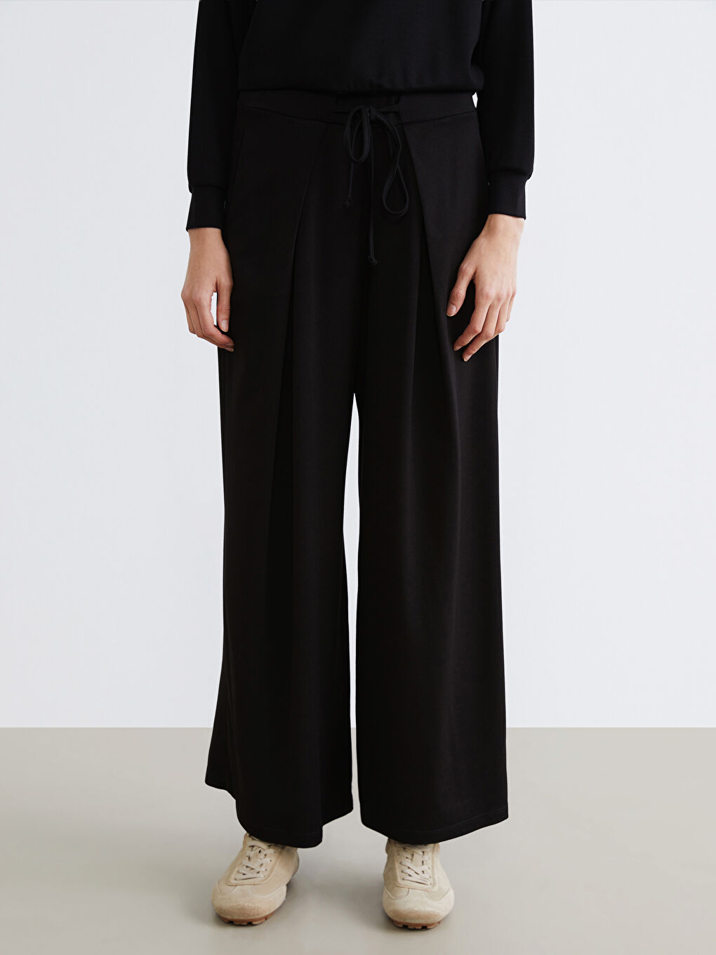 Siyah Beli Lastikli Geniş Paça Kadın Pileli Pantolon-1