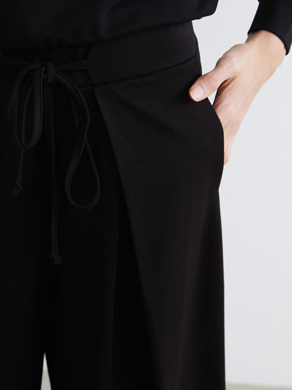 Siyah Beli Lastikli Geniş Paça Kadın Pileli Pantolon-2