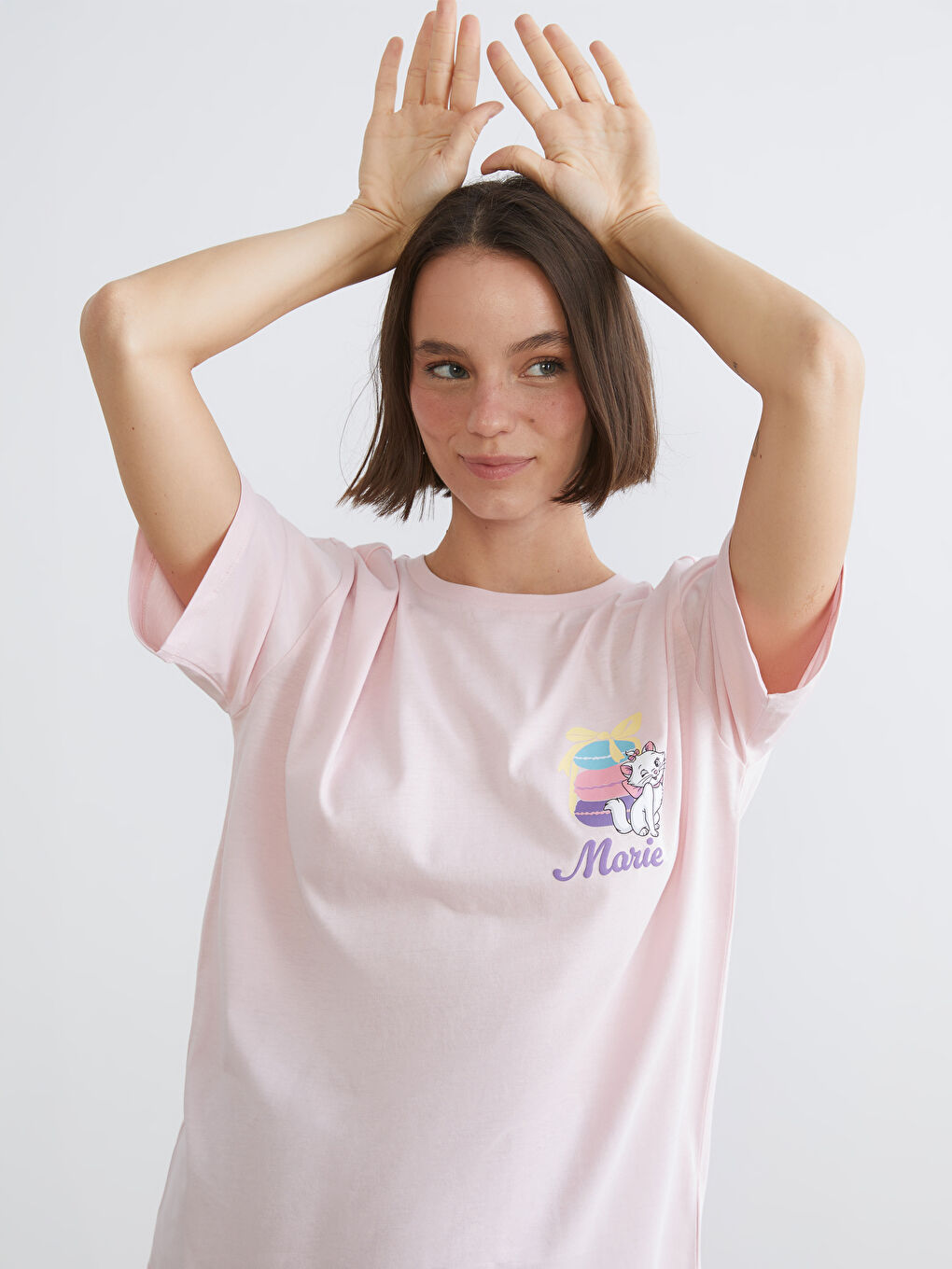 Тениска с кръгло деколте и отпечатани Аристокотки за жени