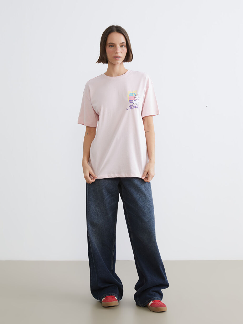 Тениска с кръгло деколте и отпечатани Аристокотки за жени-1