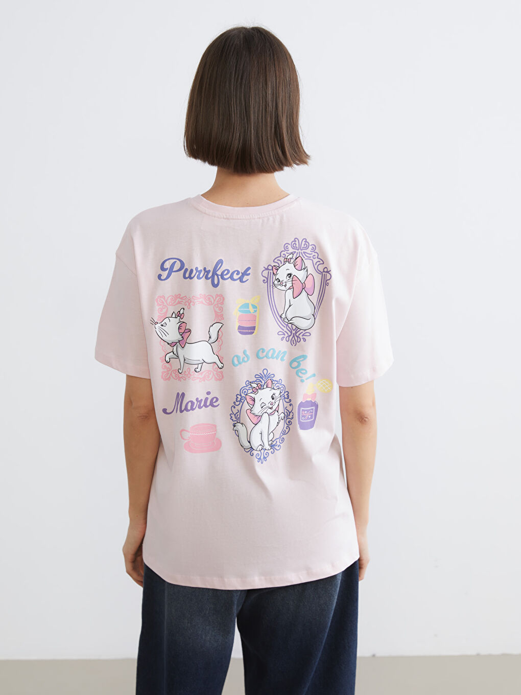 Тениска с кръгло деколте и отпечатани Аристокотки за жени-3