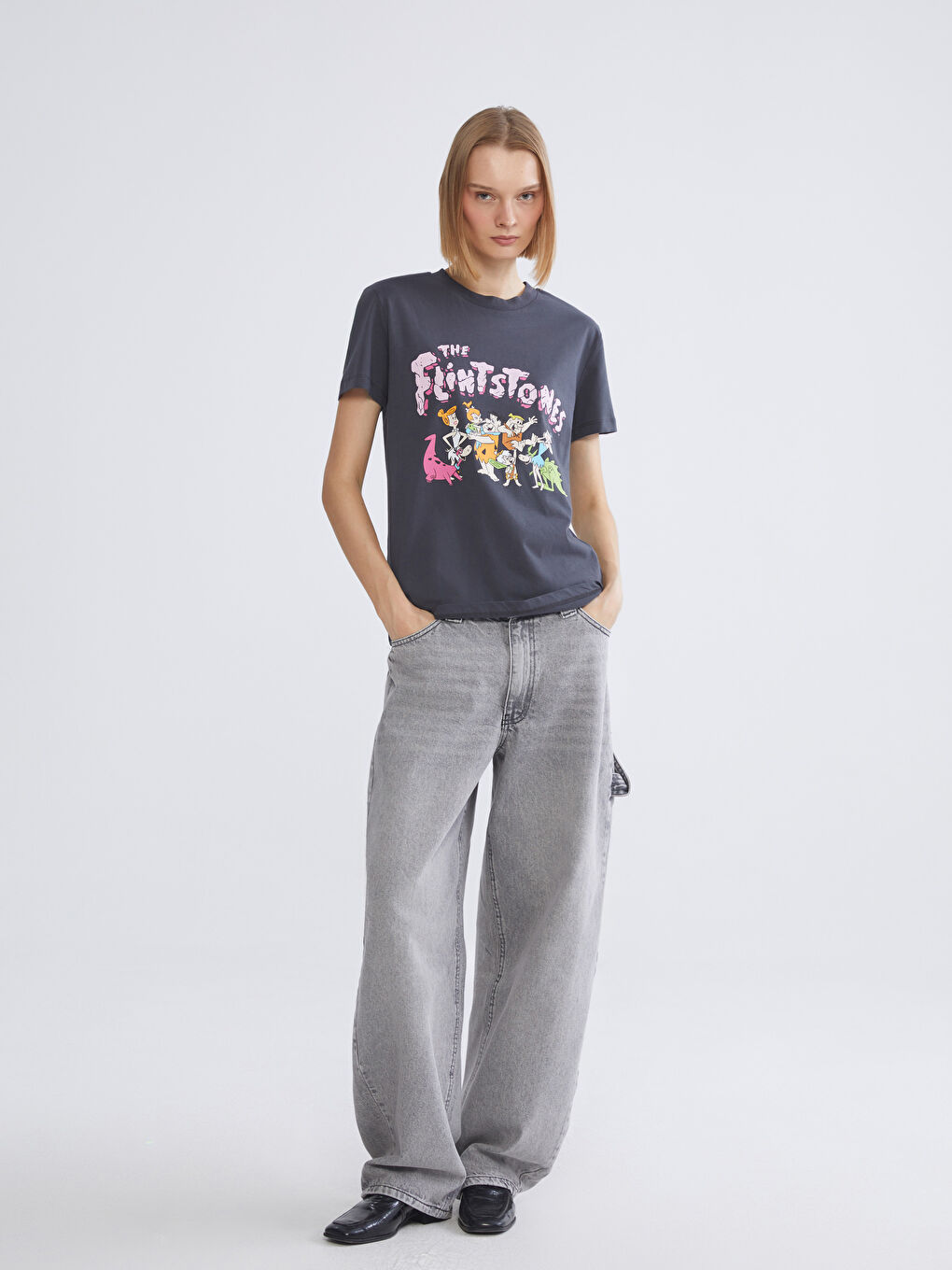 Antrasit Bisiklet Yaka Taş Devri Baskılı Kadın Tişört-1