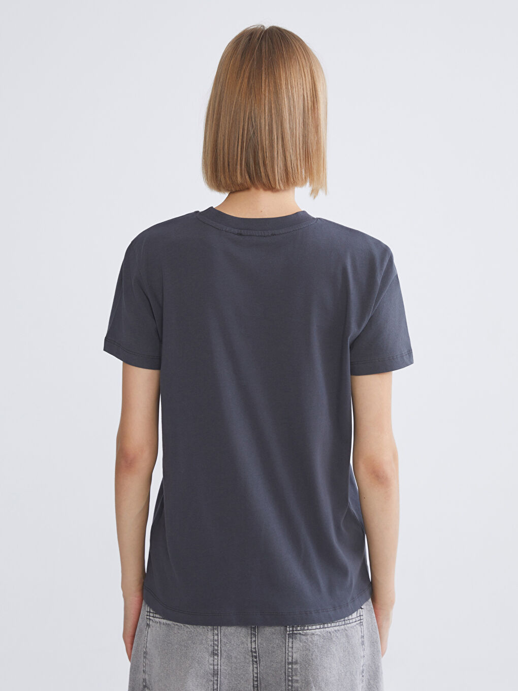 Antrasit Bisiklet Yaka Taş Devri Baskılı Kadın Tişört-3