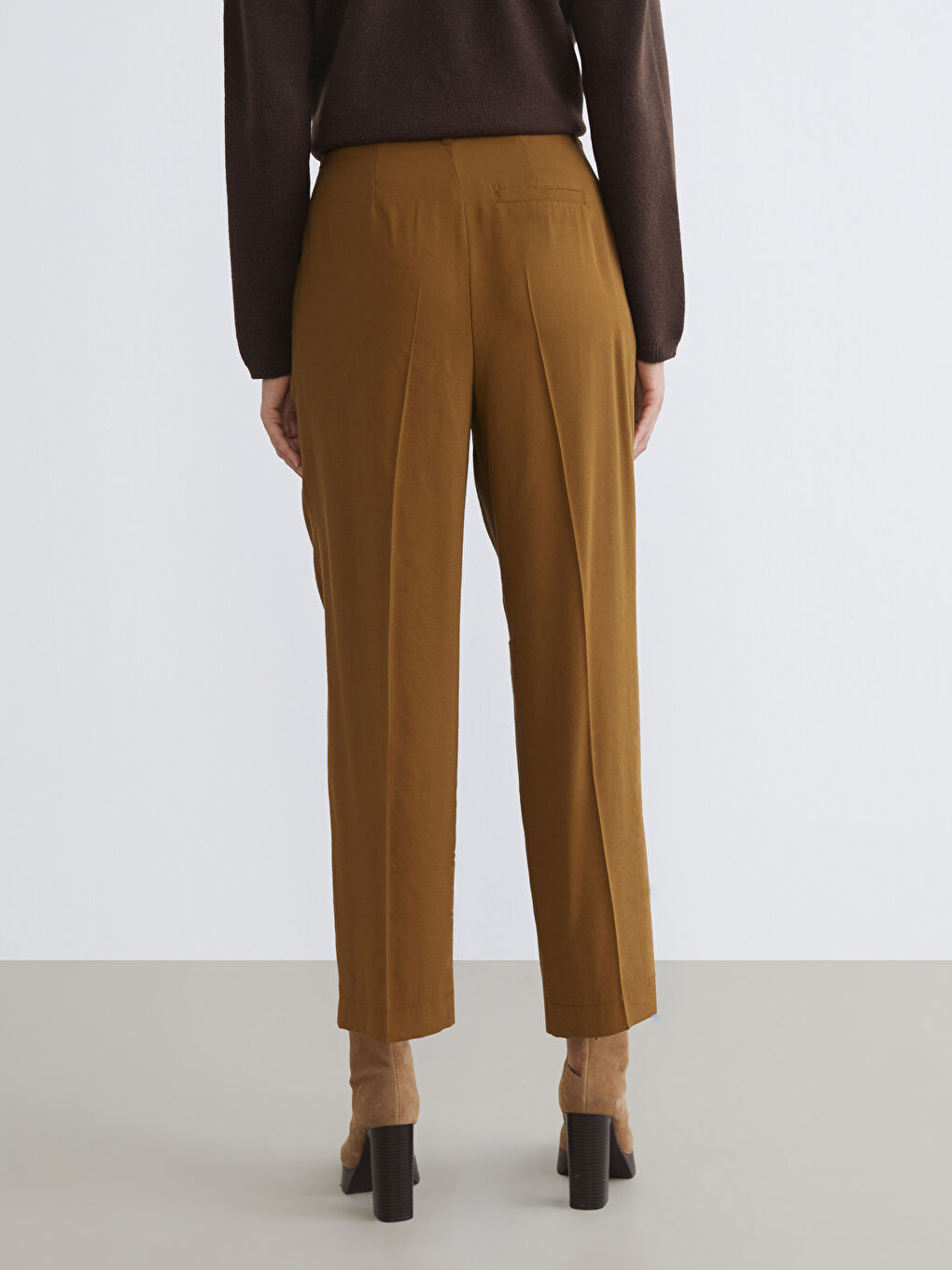 Kahverengi Beli Kemerli Loose Fit Kadın Pileli Pantolon-3