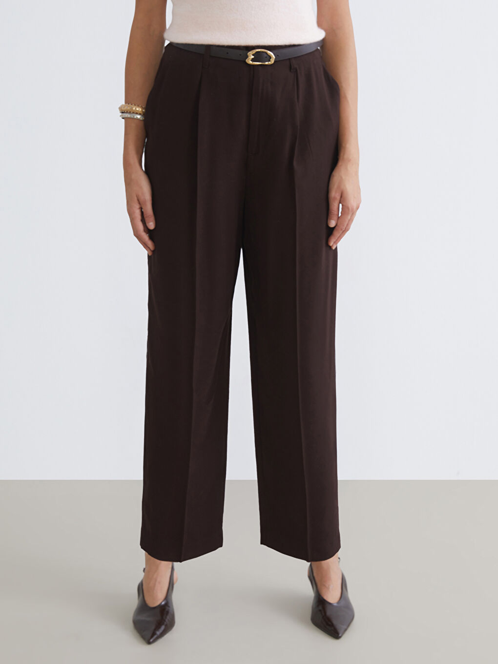 Kahverengi Beli Kemerli Loose Fit Kadın Pileli Pantolon-1