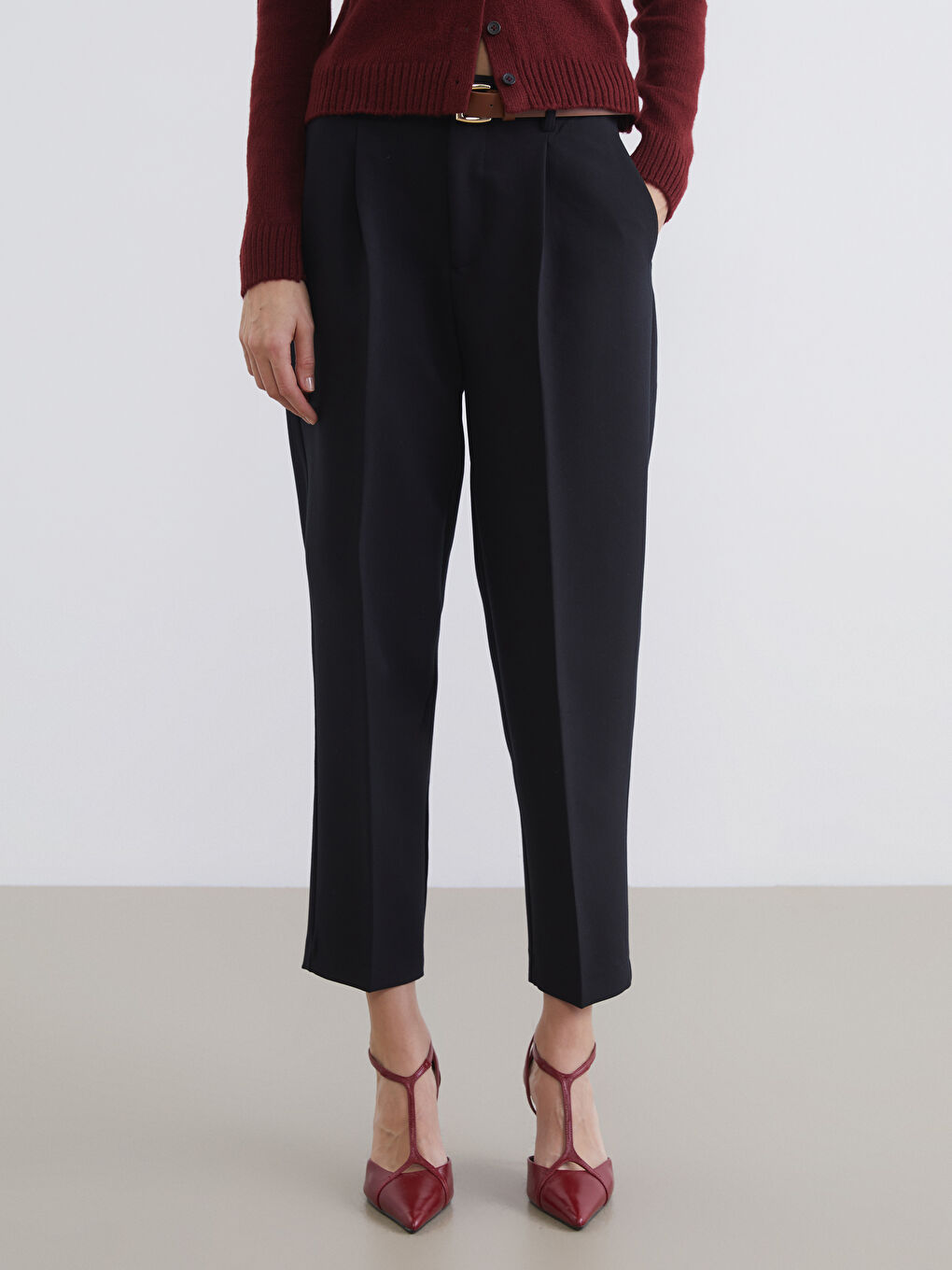 Siyah Beli Kemerli Havuç Kesim Kadın Pileli Pantolon-1