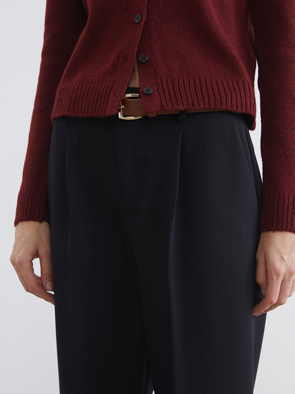 Siyah Beli Kemerli Havuç Kesim Kadın Pileli Pantolon-2
