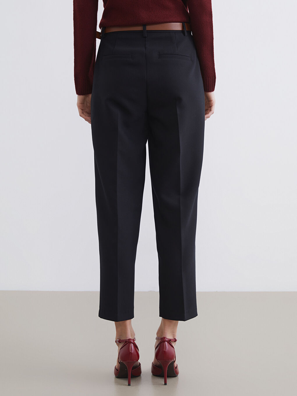 Siyah Beli Kemerli Havuç Kesim Kadın Pileli Pantolon-3