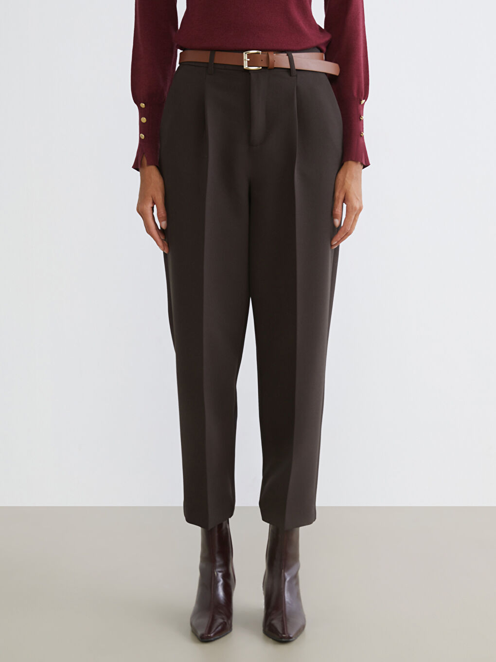 Kahverengi Beli Kemerli Havuç Kesim Kadın Pileli Pantolon-1