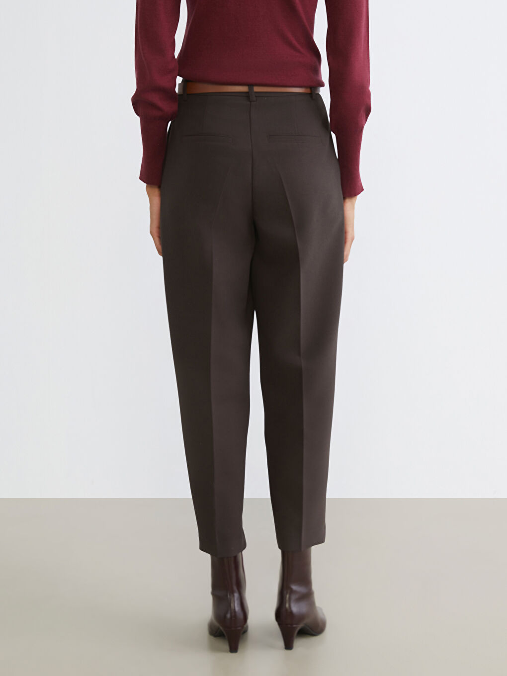 Kahverengi Beli Kemerli Havuç Kesim Kadın Pileli Pantolon-3