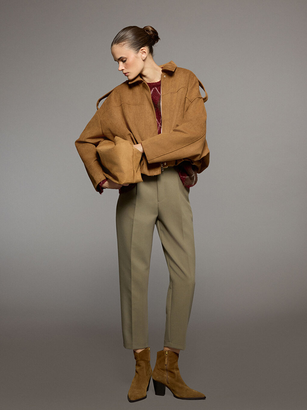 Әйелдерге арналған бүрмелі белдікпен жоғары бел сәбіз тәрізді пішім шалбар