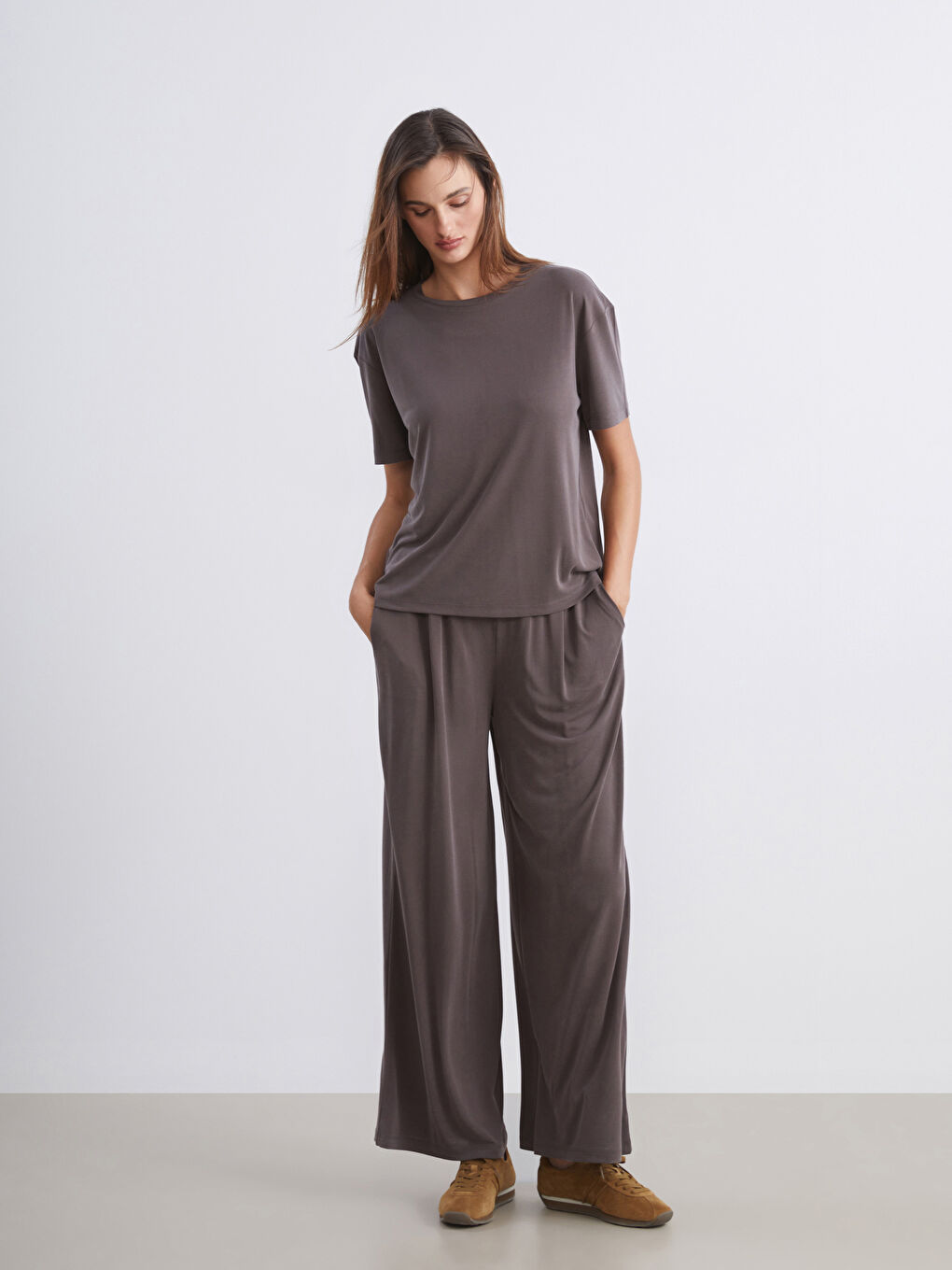 Kahverengi Bisiklet Yaka Modal Karışımlı Kadın Tişört-1