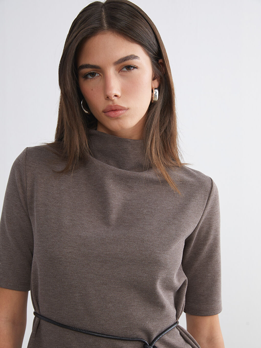 Kahverengi Dik Yaka Beli Kemerli Bluz