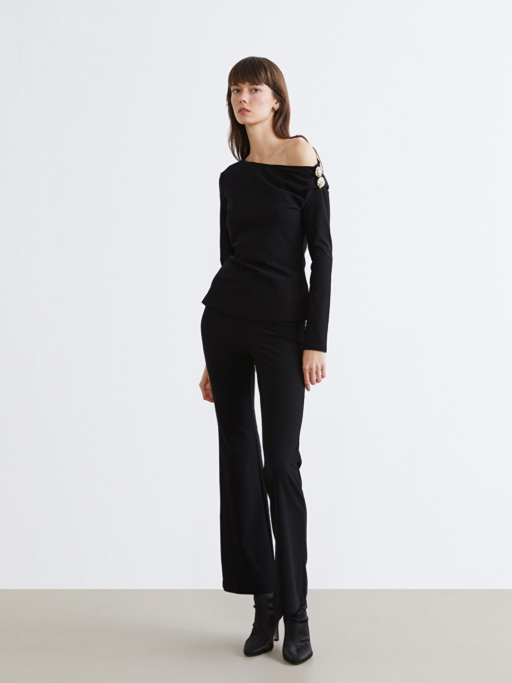 Siyah Kayık Yaka Büzgülü Bluz-1