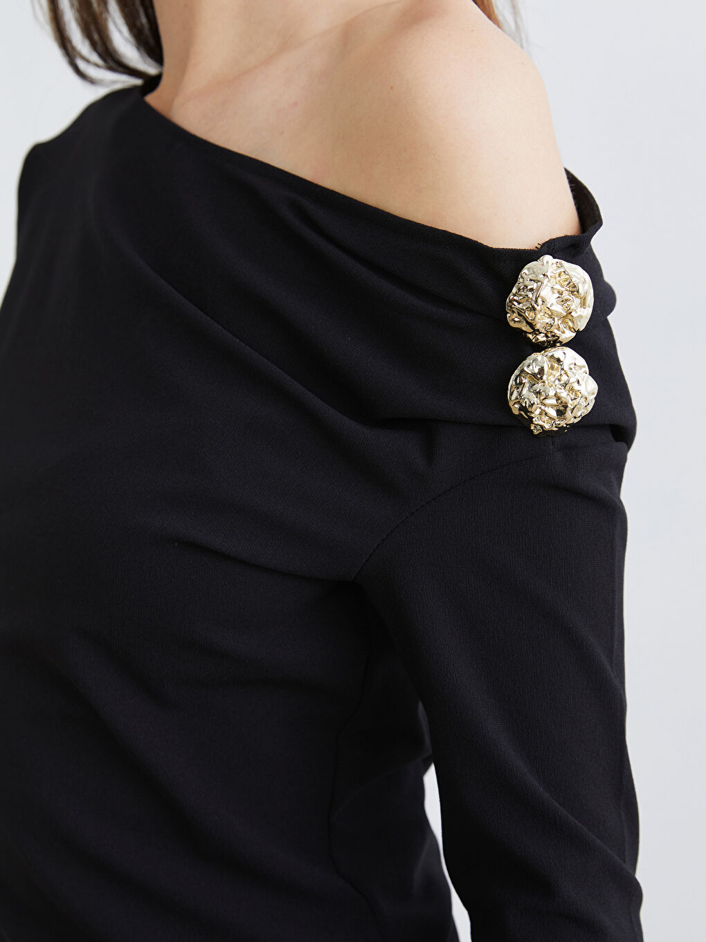 Siyah Kayık Yaka Büzgülü Bluz-2