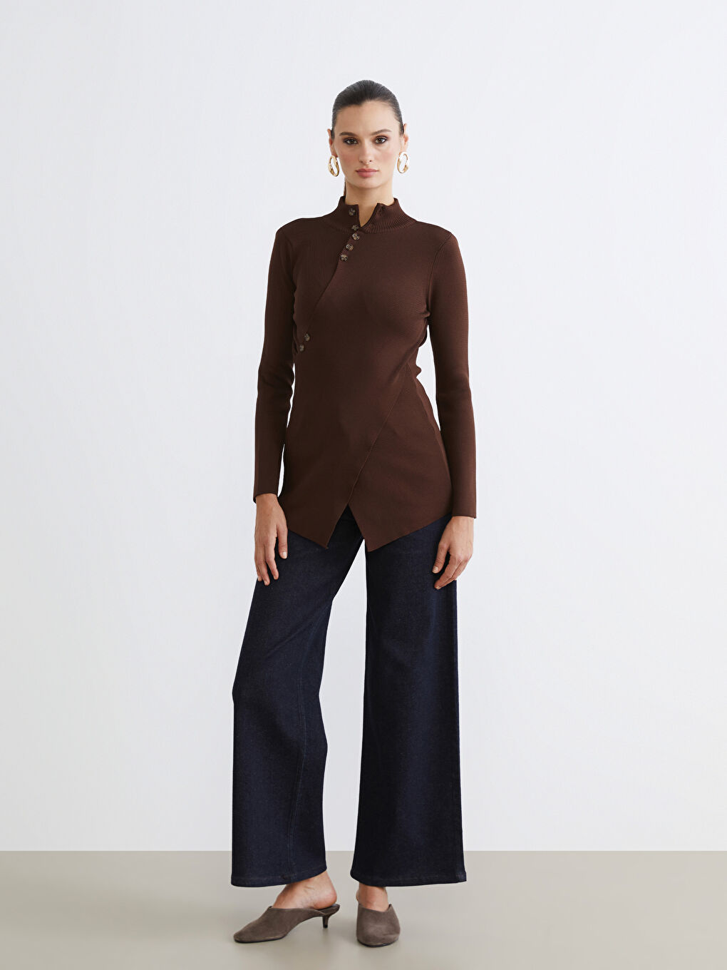 Kahverengi Dik Yaka Kadın Triko Kazak-1