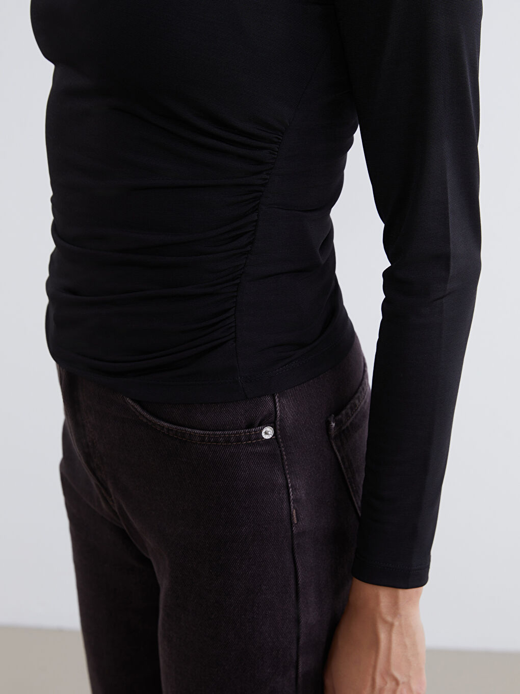 Siyah Dik Yaka Büzgülü Kadın Body-2