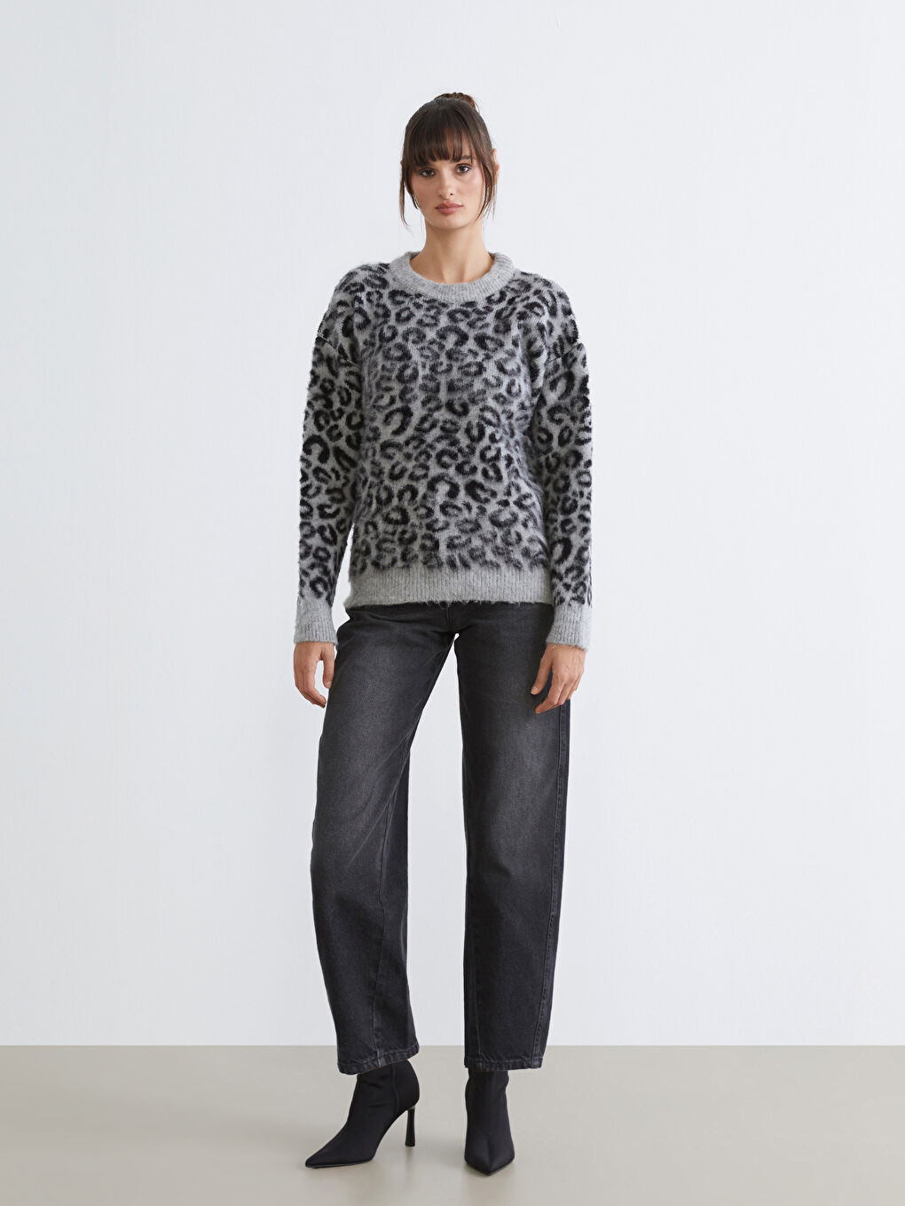 Gri Bisiklet Yaka Leopar Desenli Kadın Triko Kazak-1