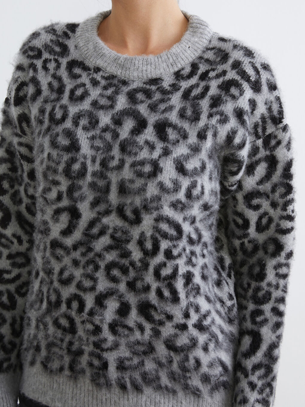 Gri Bisiklet Yaka Leopar Desenli Kadın Triko Kazak-2