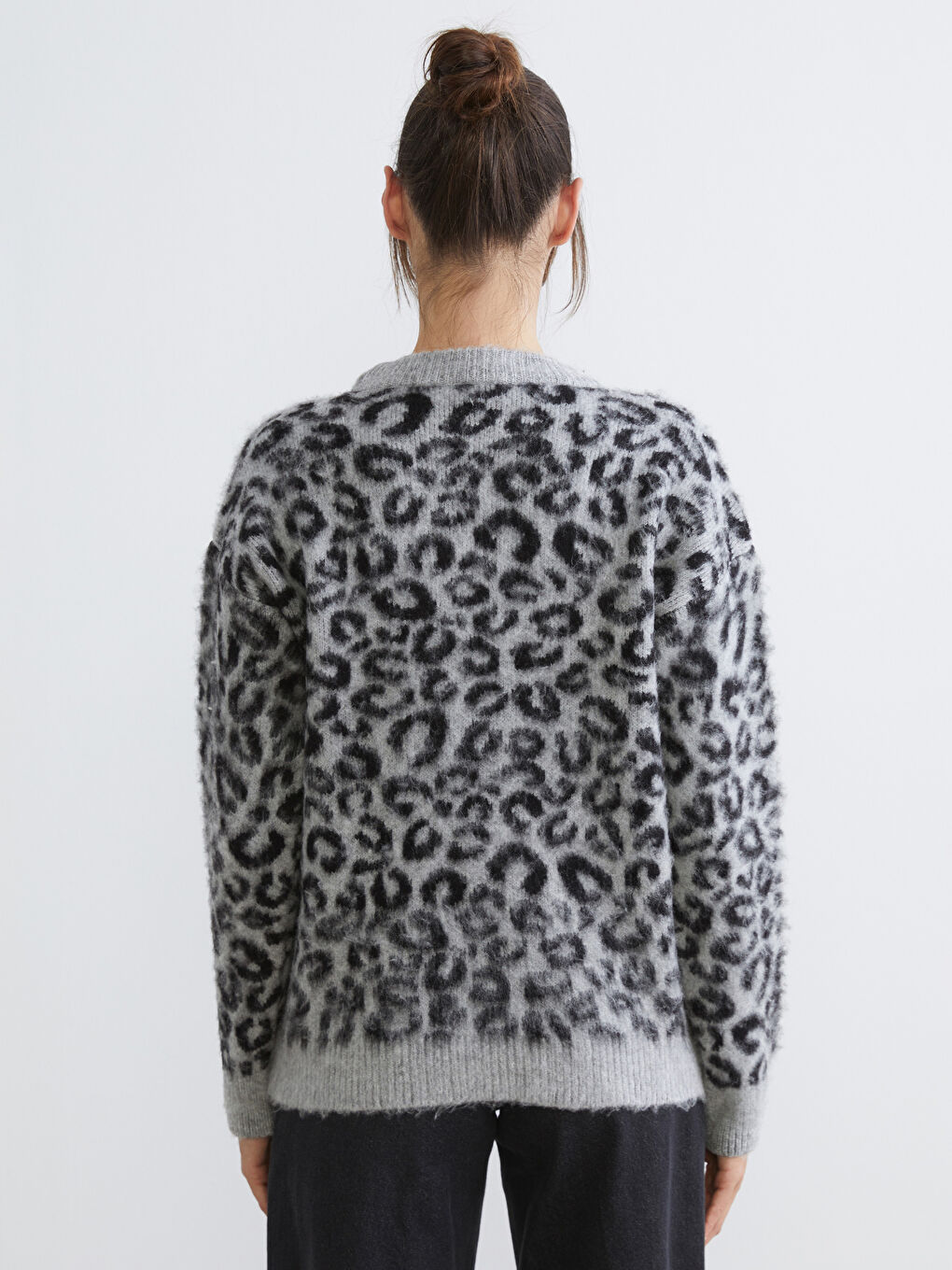 Gri Bisiklet Yaka Leopar Desenli Kadın Triko Kazak-3