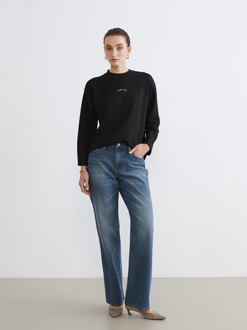 Siyah Bisiklet Yaka Nakışlı Kadın Sweatshirt-1