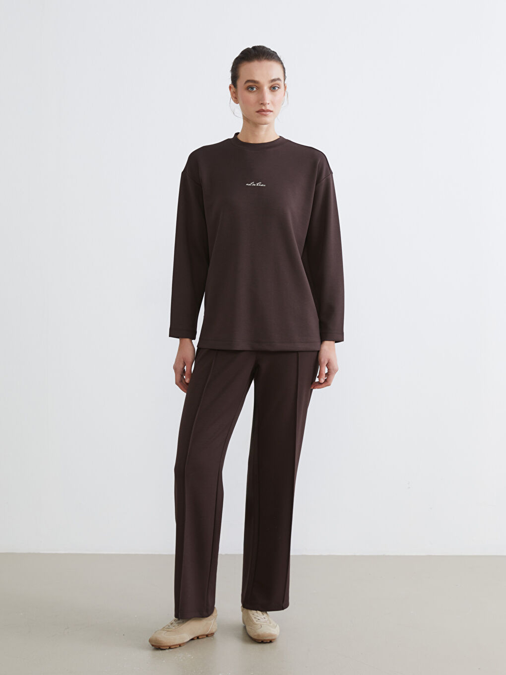 Kahverengi Bisiklet Yaka Nakışlı Kadın Sweatshirt-1