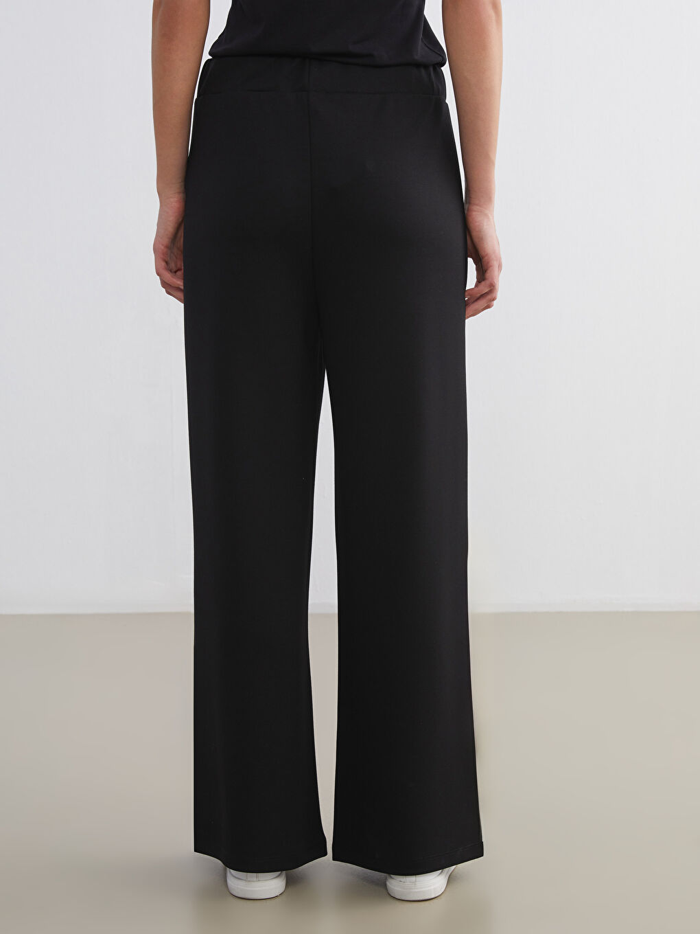 Siyah Beli Lastikli Geniş Paça Kadın Eşofman Altı-3