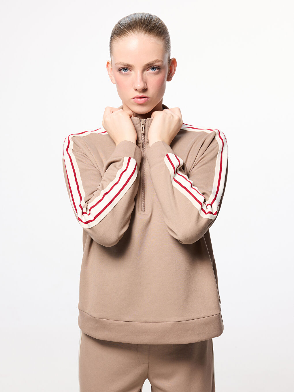 Kahverengi Dik Yaka Şerit Detaylı Kadın Fermuarlı Sweatshirt