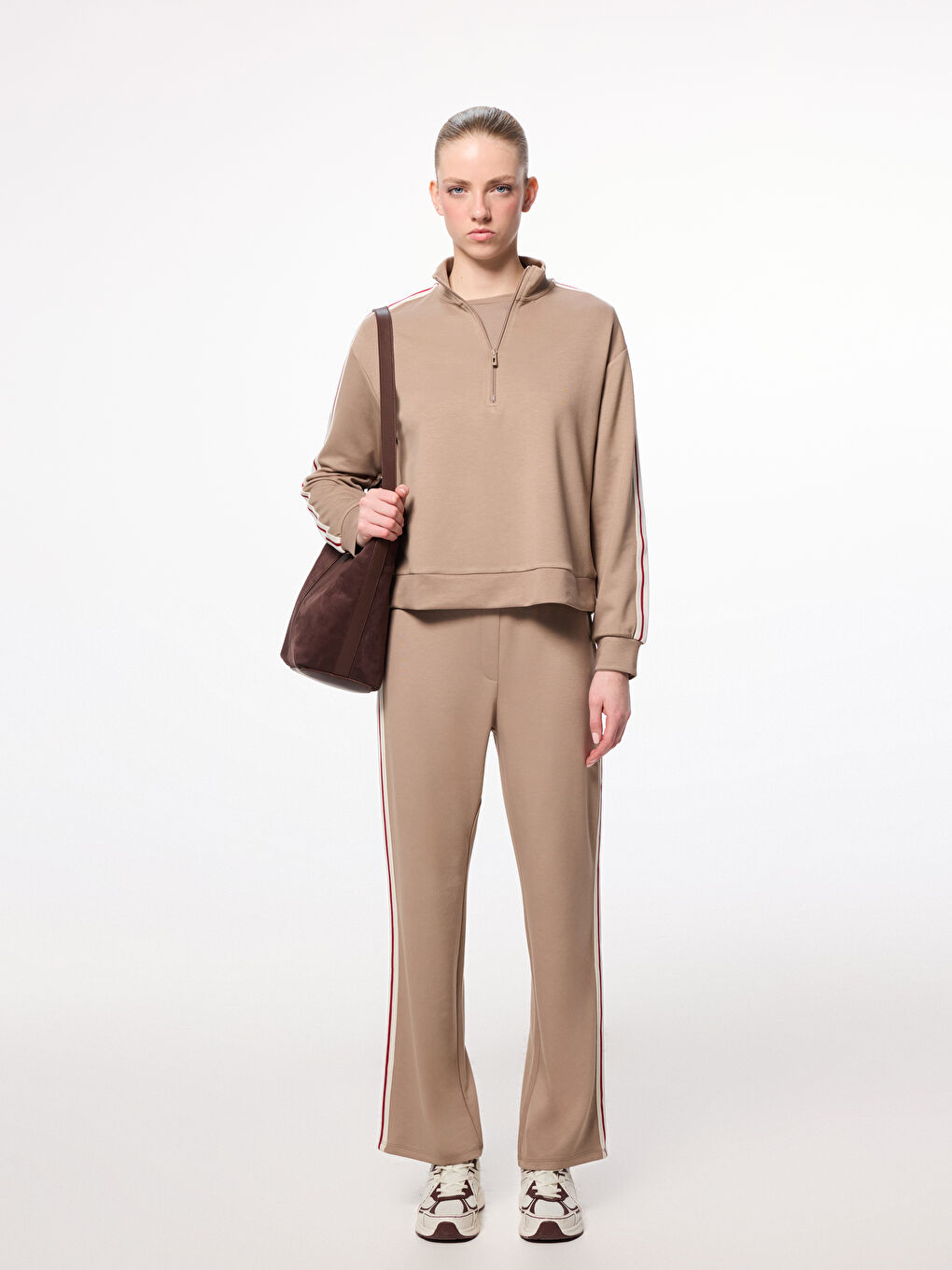 Kahverengi Dik Yaka Şerit Detaylı Kadın Fermuarlı Sweatshirt-1