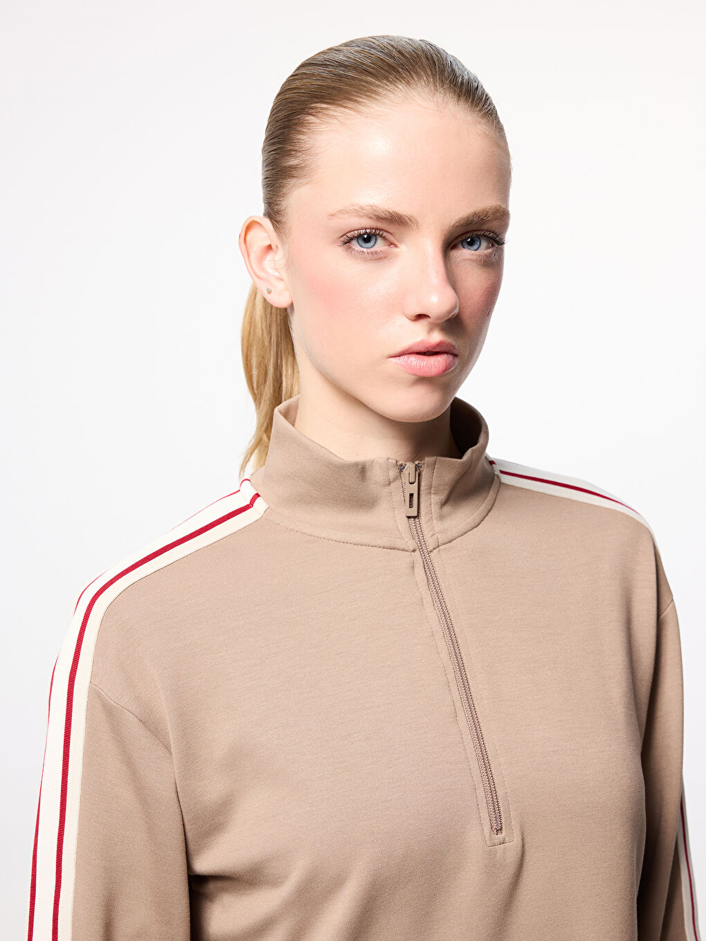 Kahverengi Dik Yaka Şerit Detaylı Kadın Fermuarlı Sweatshirt-2