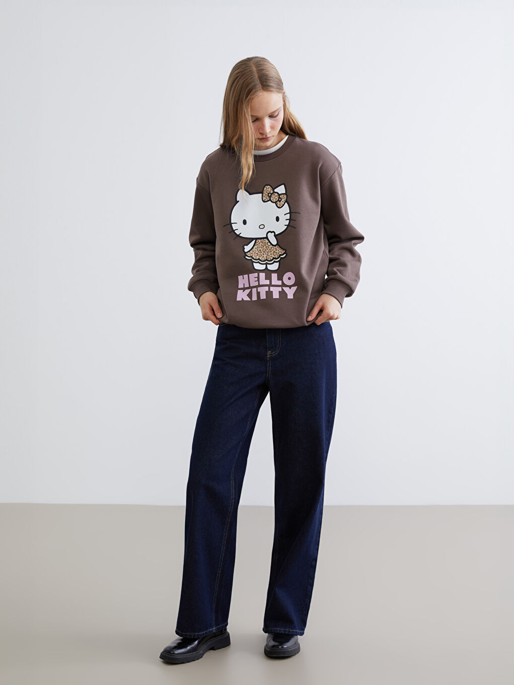 Kahverengi Hello Kitty Baskılı Kadın Kalın Sweatshirt-1