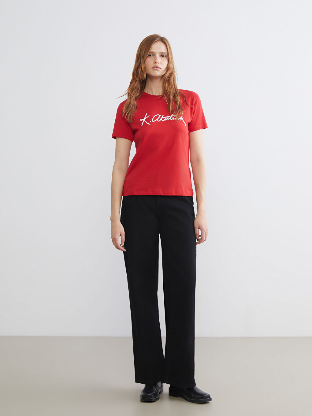 Kırmızı Bisiklet Yaka Atatürk Temalı Kadın Tişört-1