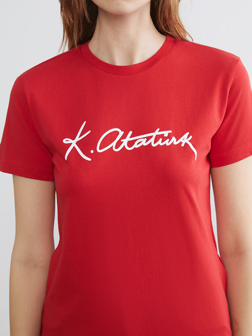 Kırmızı Bisiklet Yaka Atatürk Temalı Kadın Tişört-2