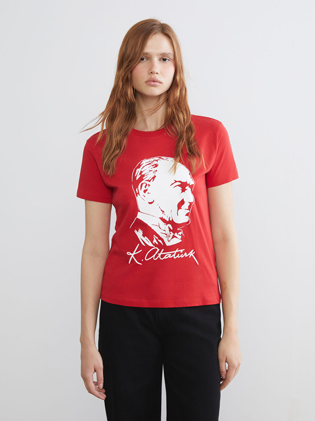 Kırmızı Bisiklet Yaka Atatürk Temalı Kadın Tişört