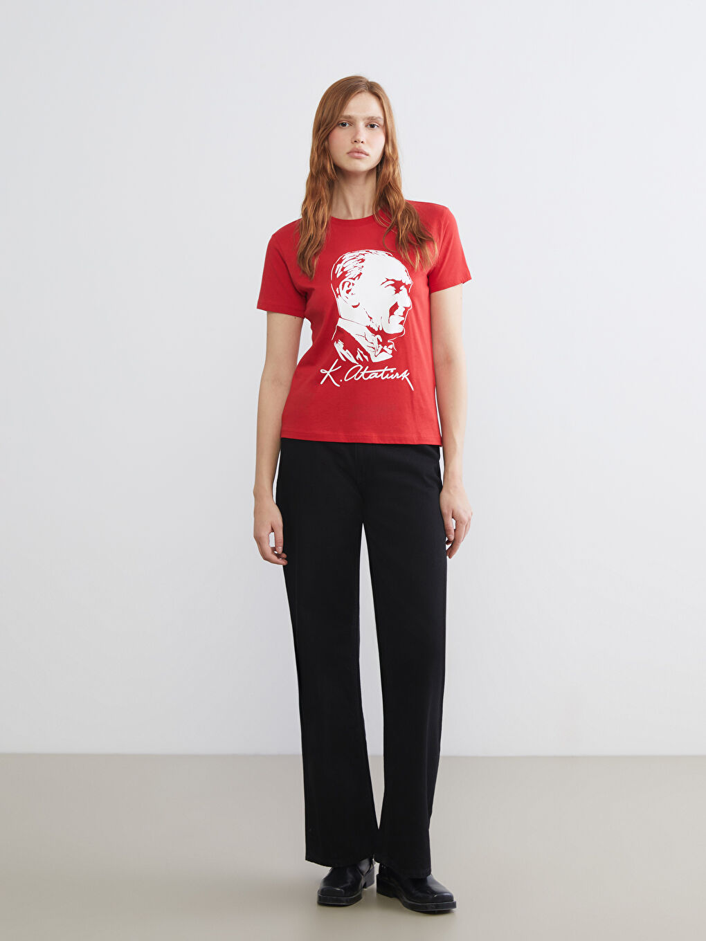 Kırmızı Bisiklet Yaka Atatürk Temalı Kadın Tişört-1